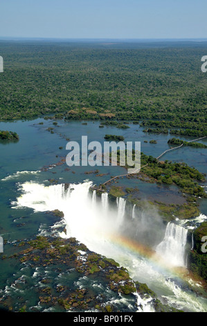 Luftaufnahme von Iguaçu-Wasserfälle, mit Regenbogen, Nationalpark Iguazú, Argentinien und Brasilien Stockfoto