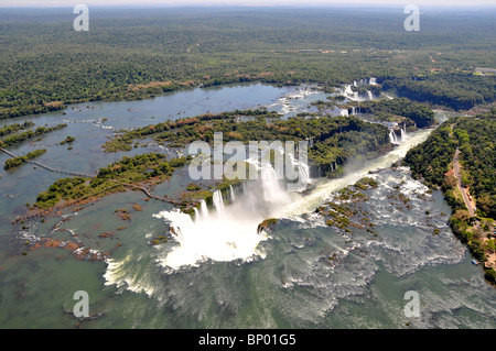 Luftaufnahme von Iguaçu-Wasserfälle, mit Regenbogen, Nationalpark Iguazú, Argentinien und Brasilien Stockfoto