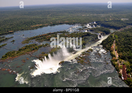 Luftaufnahme von Iguaçu-Wasserfälle, mit Regenbogen, Nationalpark Iguazú, Argentinien und Brasilien Stockfoto