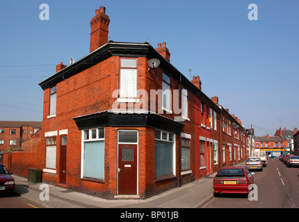 Großbritannien, England, Cheshire, Stockport, rötlich, Reihenhaus wohnen, alt, Straßenecke Shop umgewandelt zu Haus Stockfoto