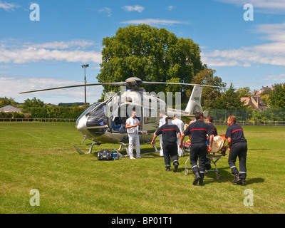 Rettungs-Team tragen Patienten Eurocopter EC135 Luftrettung - Indre-et-Loire, Frankreich. Stockfoto