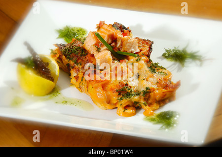 Italienische Lasagne w gebackenen Lachs und Cheddar Käse Stockfoto