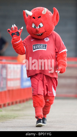 "Reggie" Crawley Town Football Club Maskottchen. Bild von James Boardman Stockfoto