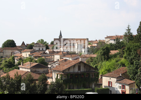 Aubeterre-Sur-Dronne, Charente, SW-Frankreich, eines der 100 schönsten Dörfer in Frankreich, vom Norden gesehen Stockfoto