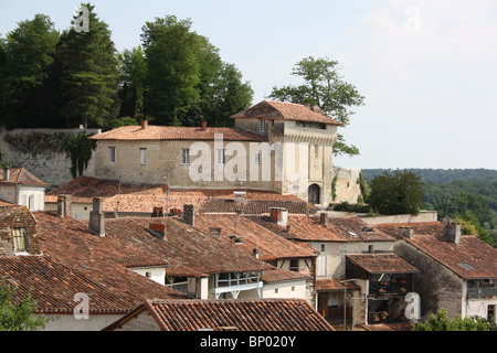 Aubeterre-Sur-Dronne, Charente, SW-Frankreich, eines der 100 schönsten Dörfer in Frankreich, von Westen gesehen Stockfoto