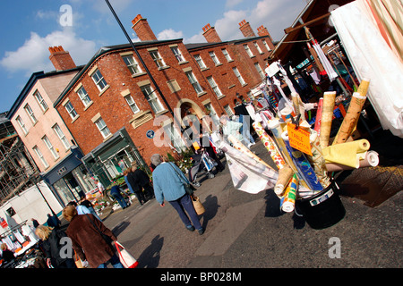 England, Cheshire, Stockport, Marktplatz, renovierte Häuser in Millgate am Markttag Stockfoto