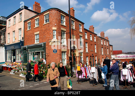 England, Cheshire, Stockport, Marktplatz, renovierte Häuser in Millgate am Markttag Stockfoto