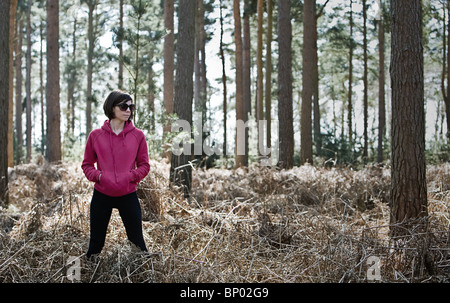 Aufnahme einer Frau im Fahrwerk im Wald Stockfoto