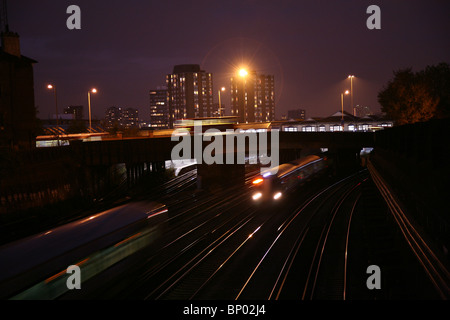 Nachtansicht der Bahnstrecke und Bridge bei Nacht in Clapham, London Stockfoto