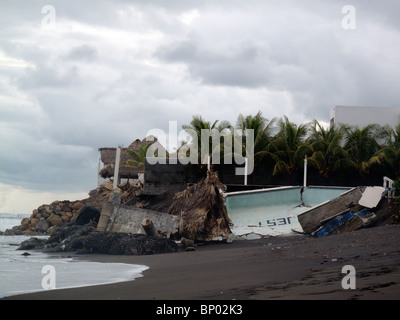 Pools und Terrassen beschädigt durch den Pazifischen Ozean am Strand in der Nähe von Puerto San José in Guatemala Stockfoto