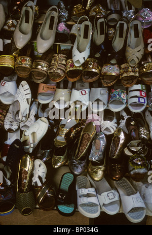 Tunesien. Medina von Tunis.  Schuhe und Sandalen in einem Frauenausschuss-Schuhgeschäft. Stockfoto