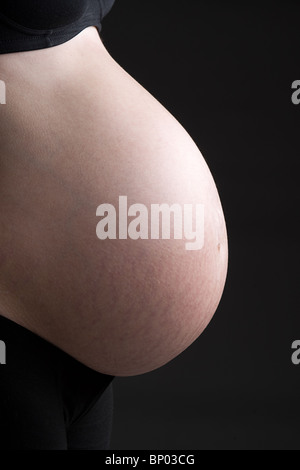 Schöne zentrale Flachschuss von einer schwangeren Frau Bump Stockfoto