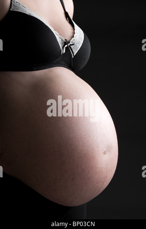 Schöne zentrale Flachschuss von einer schwangeren Frau Bump Stockfoto