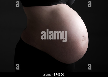 Schöne zentrale Flachschuss von einer schwangeren Frau Bump Stockfoto