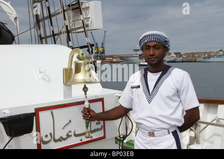 Navy crew Sea Cadet in Uniform, ein Mitglied der Crew von RNOV Shabab Oman in Hartlepool 2010 Tall Ships Race, das Dorf und die Marina, Teesside, North Yorkshire, Großbritannien Stockfoto