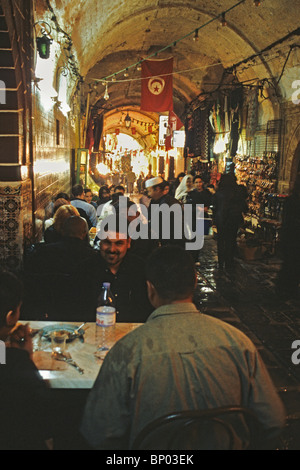 Tunesien. Tunis Medina. Ein Restaurant Linien einer gewölbten Durchgang in der Medina, Schutz Diners vom Mid-Day Hitze. Stockfoto