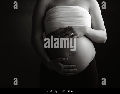 Schöne zentrale Flachschuss von einer schwangeren Frau Bump Stockfoto