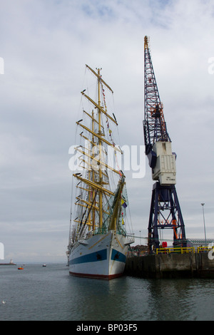 Die Russische Föderation STS mir ein dreimastiger, volltaktiger Trainingsschiff mir beim Hartlepool 2010 Tall Ships Race, Village and Marina, Teesside, UK Stockfoto