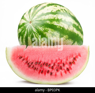Reife Wassermelone mit einer Scheibe auf einem weißen Hintergrund Stockfoto