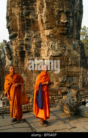 Mönche im Tempel Bayon - Angkor Thom Stockfoto