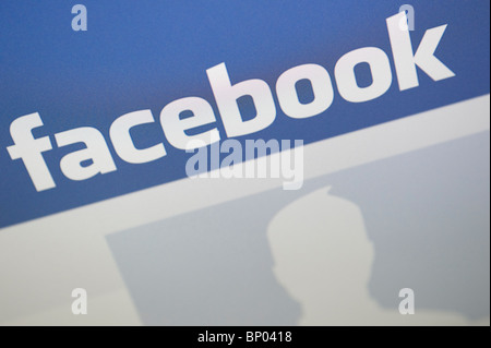 LOGO DER FACEBOOK-Website, wie es auf dem Bildschirm angezeigt wird Stockfoto