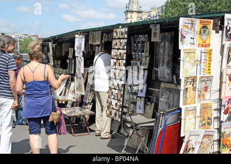 Paris, Buch und Postkarte Verkäufer am Ufer der Seine. Stockfoto