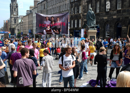 Künstler aus dem Edinburgh Fringe Festival fördern ihre Shows auf der Royal Mile in Edinburgh, Schottland, Großbritannien. Stockfoto