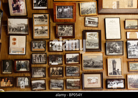 Alte Gegenstände und Erinnerungsstücke an den Wänden des Puhoi Pub, Neuseeland Stockfoto