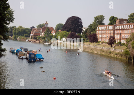 Die Themse in Twickenham, Richmond, gesehen von der Brücke nach Eel Pie Insel, Twickenham, London UK Stockfoto