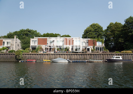 Ein Haus auf der Themse mit Boote vertäut, Eel Pie Insel, Twickenham, Richmond, London, UK Stockfoto