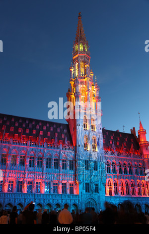 Rathaus in Brussel bei Twillight beleuchtet während Lichtshow Stockfoto