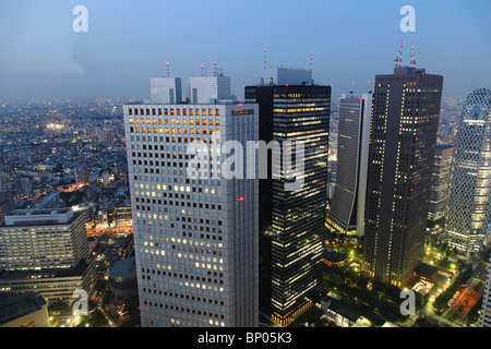 Tokio bei Nacht Panorama mit beleuchteten Wolkenkratzern Stockfoto