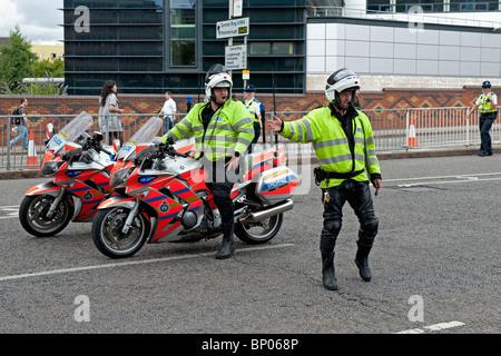 Zwei Polizei-Motorradfahrer regelt den Verkehr. Stockfoto