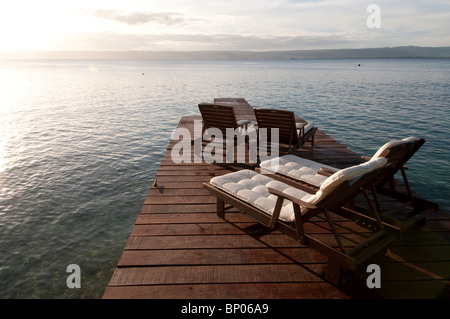 Luxus-Deck Charis auf Holzsteg mit Blick auf Meer mit Sonnenuntergang, Vanuatu Stockfoto