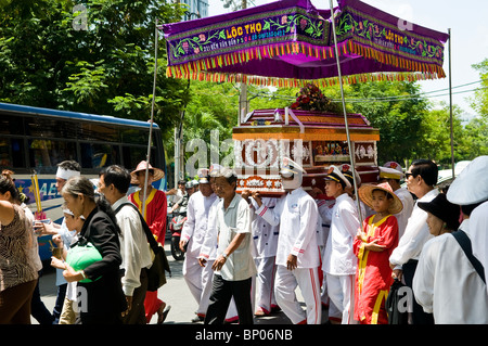 Eine bunte Beerdigung in Saigon. Stockfoto