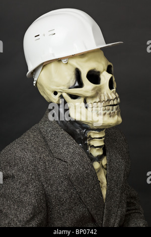 Der tödliche Bau Superintendent in einem weißen Schutzhelm Stockfoto