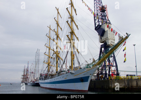 Die Russische Föderation STS mir ein dreimastiger, volltaktiger Trainingsschiff mir beim Hartlepool 2010 Tall Ships Race, Village and Marina, Teesside, UK Stockfoto