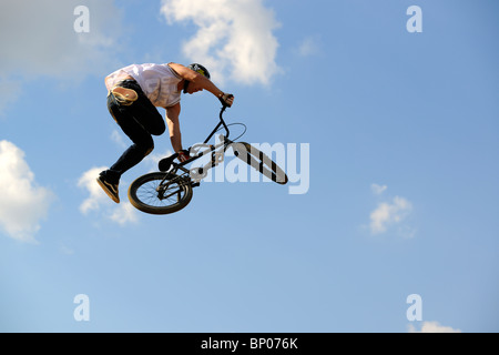 Ein nicht identifizierter Teilnehmer beteiligt sich an einem BMX/Mountainbike-Wettbewerb. Stockfoto