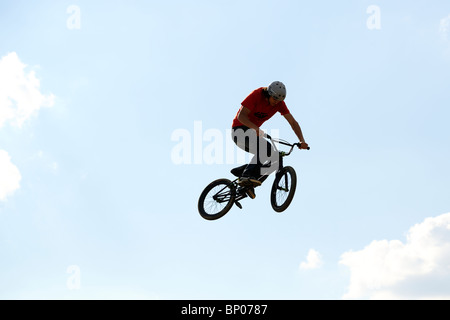 Ein nicht identifizierter Teilnehmer beteiligt sich an einem BMX/Mountainbike-Wettbewerb. Stockfoto