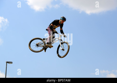 Ein nicht identifizierter Teilnehmer beteiligt sich an einem BMX/Mountainbike-Wettbewerb. Stockfoto