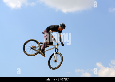 Ein nicht identifizierter Teilnehmer beteiligt sich an einem BMX/Mountainbike-Wettbewerb. Stockfoto