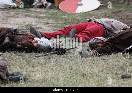 ROLLENSPIEL VIKING BATTLE RE-ENACTMENT: Battle Reenactment Finnlands größtes Wikingermarktfestival in Kvarnbo auf dem Archipel der Åland-Inseln Stockfoto