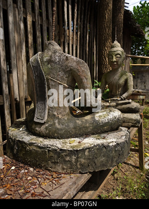 Paar Stein der alten Buddha-Statuen im Tempel Hof, Luang Prabang, Nordlaos Stockfoto