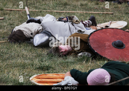 ROLLENSPIEL VIKING BATTLE RE-ENACTMENT: Battle Reenactment Finnlands größtes Wikingermarktfestival in Kvarnbo auf dem Archipel der Åland-Inseln Stockfoto