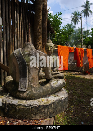 Paar Stein der alten Buddha-Statuen im Tempel Hof, Luang Prabang, Nordlaos Stockfoto