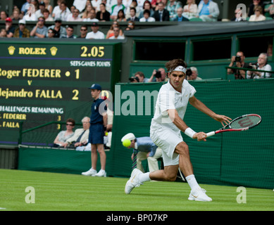 21. Juni 2010: Alejandro Falla gegen Roger Federer, Centre Court, Wimbledon. Herren Einzel 1. Runde.  Federer gewann. Wimbled Stockfoto