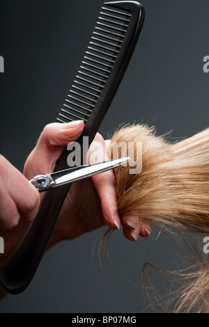 Nahaufnahme der Friseur Hände Haare schneiden Stockfoto