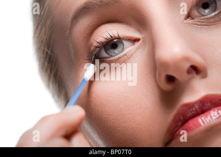 Nahaufnahme von Frau Make-up mit einem Wattestäbchen entfernen Stockfoto