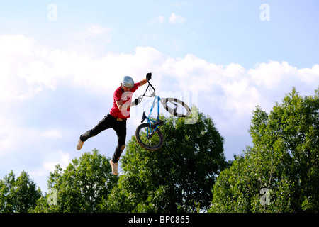 Ein nicht identifizierter Teilnehmer beteiligt sich an einem BMX/Mountainbike-Wettbewerb. Stockfoto