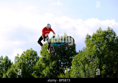 Ein nicht identifizierter Teilnehmer beteiligt sich an einem BMX/Mountainbike-Wettbewerb. Stockfoto